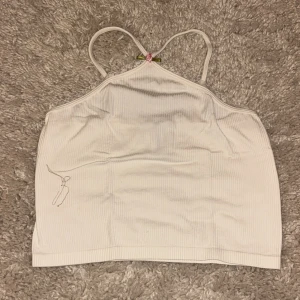 Vit ribbad linnetopp  - Söt vit ribbad linnetopp med smala axelband. Använd vid ett tillfälle så den är i nyskick🥰