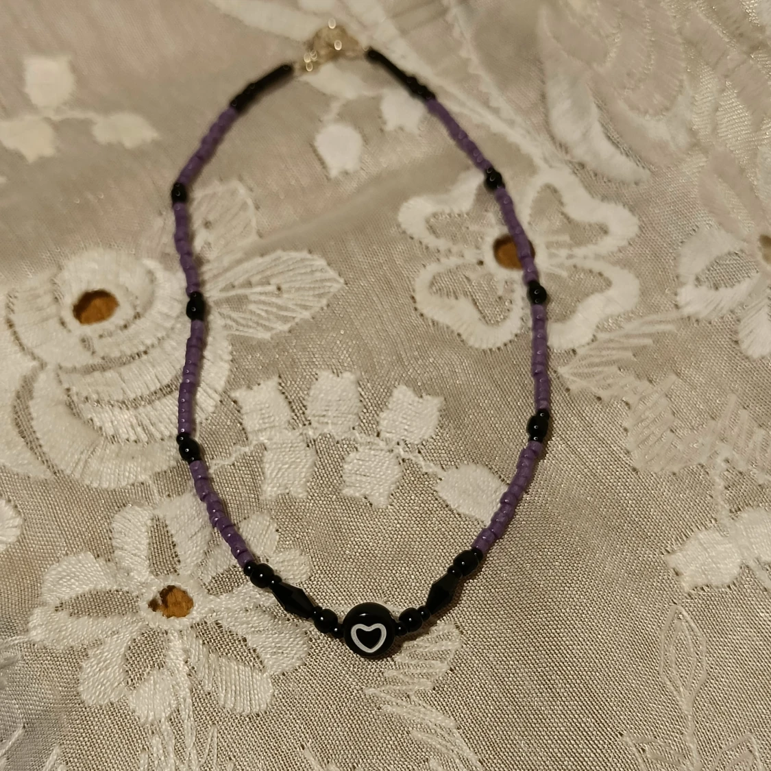 Lila och svart pärlhalsband med hjärta - 90
