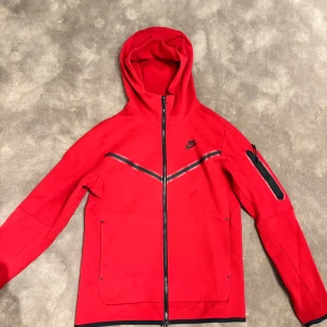 Röd hoodie från Nike - Röd Nike tech 
