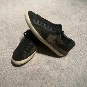 Philippe model skor - Säljer dessa feta Philippe model skor i storlek 42, dom har hållit sig i fint skick förutom lite slitningar i insidan av skon annars ingenting, har man frågor är det bara att höra av sig🙌