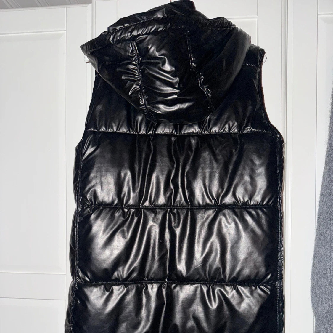 Svart lång dunväst  - 91