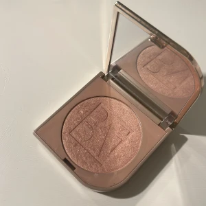 BeautyAct by kicks highlighter  - En super fin highlighter från kicks, använd men knappast något man tänker på. Färg-ladies night