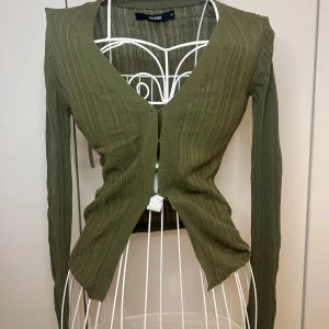 Skit gullig tight tröja  - Köptes från bikbok och är helt toppen för sommaren. Sitter perfekt och ger en ”hourglas” figur. Knapparna kan vara lite lösa ibland men det går att fixa enkelt med tråd och nål. 