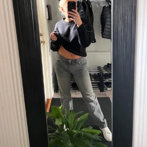 Lågmidjade jeans - Säljer de populära lågmidjade jeansen från Zara i storlek 36 då de blivit för små för mig. Finns inga tecken på användning, super skick!