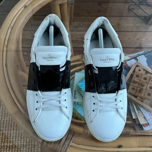 Valentino open - Stiliga Valentino open med glansig stripe! Skicket är fint 8/9-10. Storlek 42 passar lite större. Pris 2499