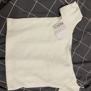 Helt ny vit off shoulder top  - Köpt i Spanien för 200 kr. Aldrig använd då den är för liten. Jätte snygg speciellt för utekvällar eller under sommaren. 