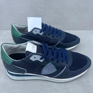 Philippe model trainer ( HELT NY ) - ett par riktigt schyssta & eftertraktade trainers || perfekta nu till vintern || är strlk 44 || skicket är 10/10 ( HELT NYA ), vid köp medföljer box, dustbag, tag || hör gärna av er vid intresse!