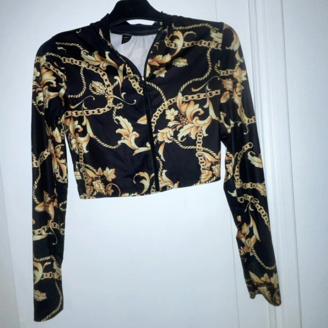 Svart och guldmönstrad croppad tröja