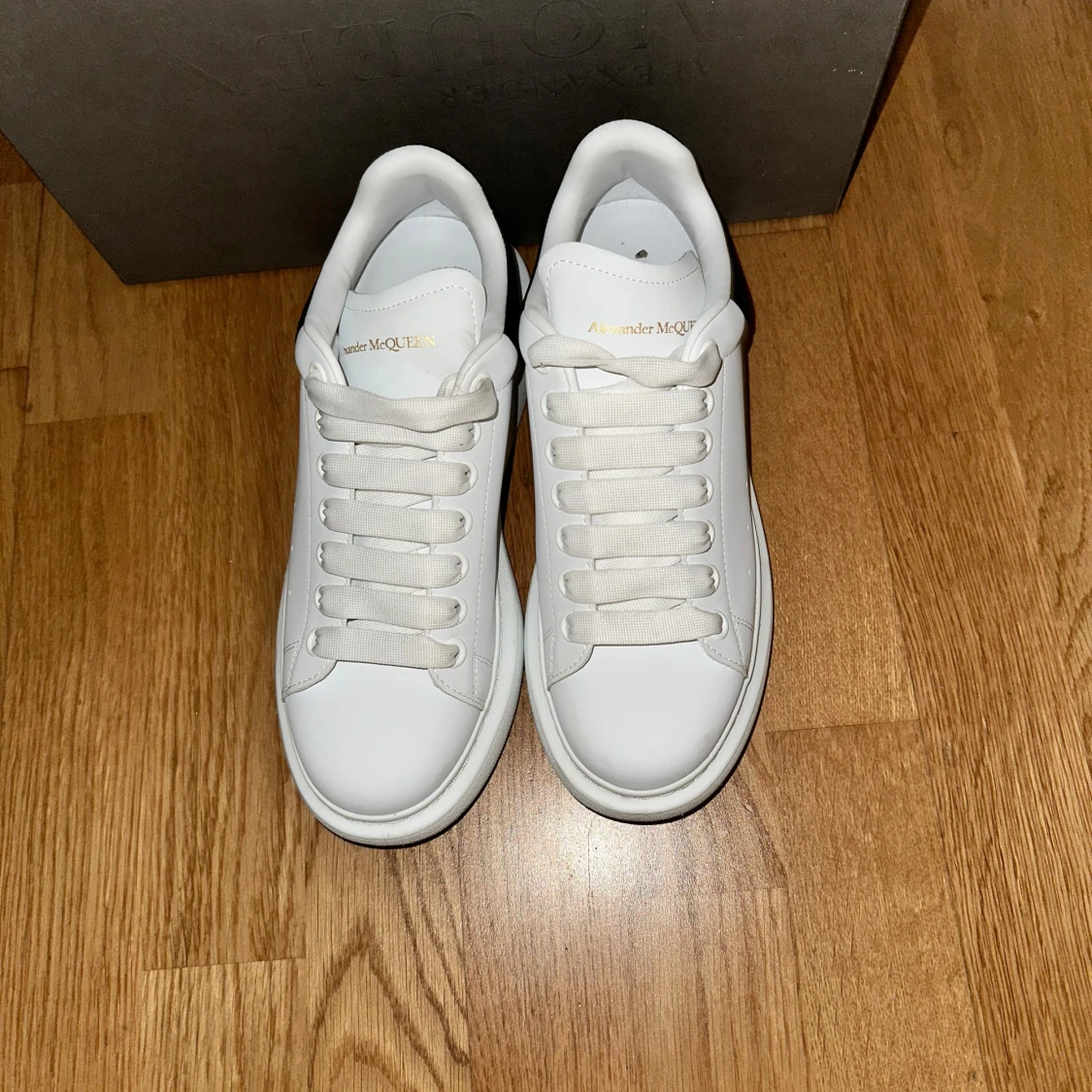 Vita sneakers från Alexander McQueen - 92