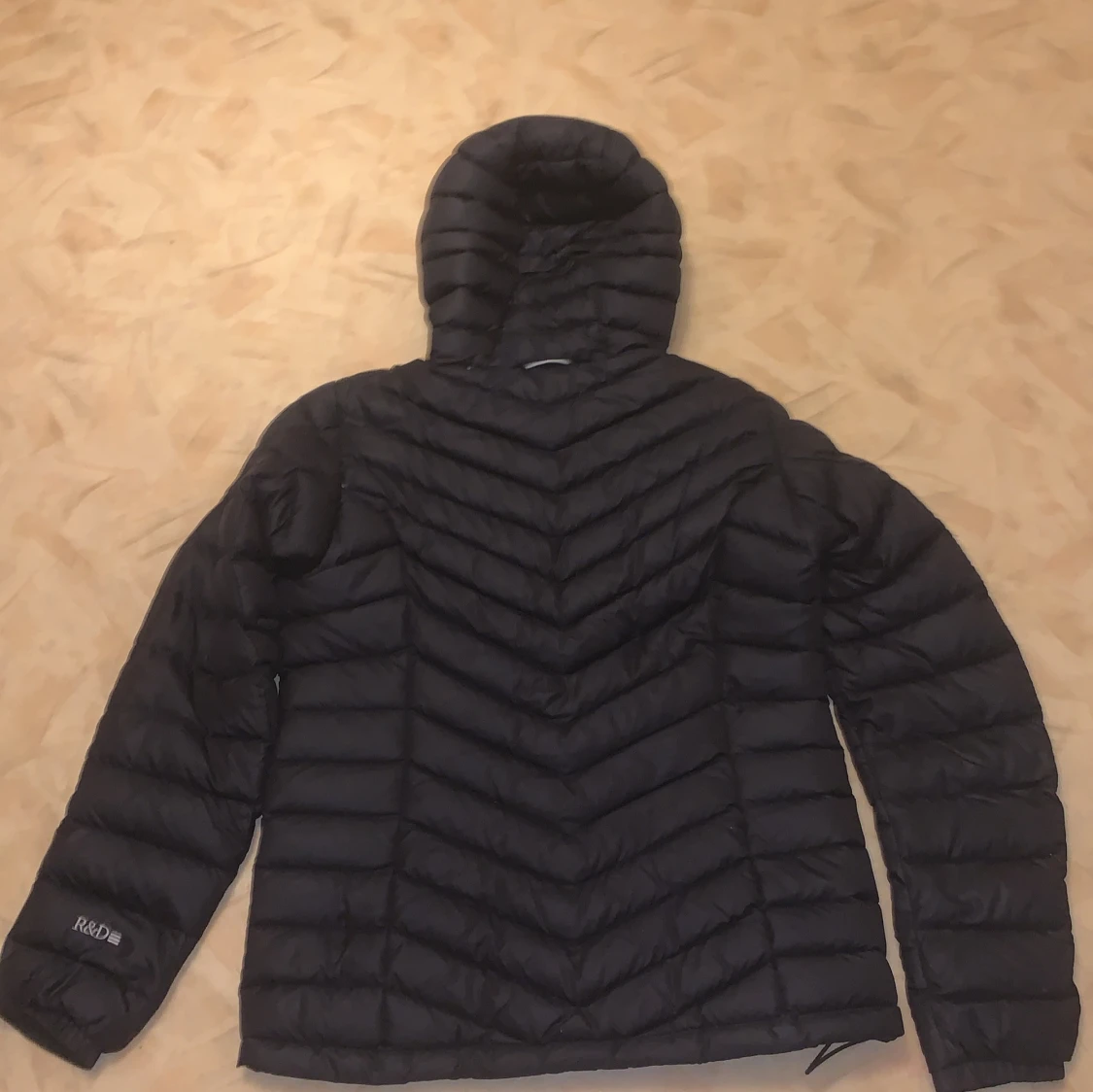 Svart dunjacka från Peak Performance - 92