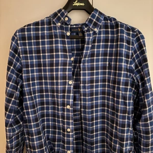 Ralph Lauren Skjorta - Tja, säljer nu en riktigt fet Ralph Lauren skjorta i storleken s. Skjortan är använd väldigt lite då jag snabbt växte ut den. Jag är 189 och om du är runt 180 sitter den helt perfekt. 