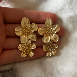 Blommig örhängen  - Superfina från åhléns 🤍💕