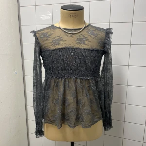 stradivarius topp🩶 - Super söt topp från stradivarius som tyvär inte kommer till användning 🥲