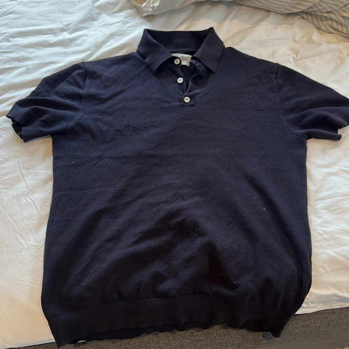 Marin blå pikétröja från These Glory Days