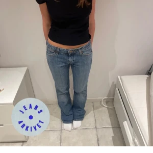 Utsvängda jeans  - Ett par blå utsvängda jeans ifrån Wrangler. De är lågmidjade och i nyskick. (Bilder lånade från jeansarkivet) Säljer då de tyvärr inte passade mig🥲, men så himla snygga jeans. Midjemått 38x2cm och innerbenslängd 85cm.  Lägger upp annonsen igen, så frakten blir gratis🤗