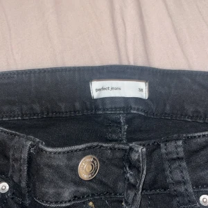 Gina tricot jeans helt nya - Helt oanvända jeans inte använt en enda gång råkade dra av prislappen så går inte att lämna tillbaka.