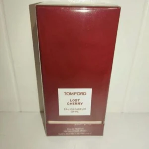 Tom Ford Lost Cherry Eau de Parfum - Säljer en lyxig Tom Ford Lost Cherry Eau de Parfum i en elegant röd förpackning. Flaskan innehåller 100 ml av denna doft med körsbärsnoter. Perfekt för den som vill ha en unik och minnesvärd doftupplevelse.