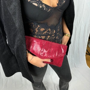 Vinröd clutchväska  - Vinröd Clutch/ kuvertväska