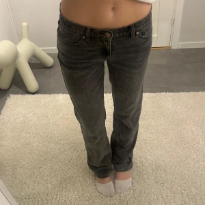 Grå lågmidjade jeans - Snygga svarta jeans med en  straight passform. De är lågmidjade och är i gott skick .💗
