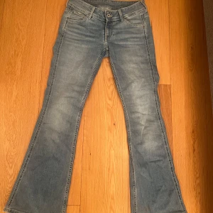 Blå flared jeans - Jätte snygga blå flared jeans från pepe jeans, storlek 24 32. Bra skick! Ny pris 1085 men säljer min för 800. Pris kan diskuteras vid snabb affär❤️
