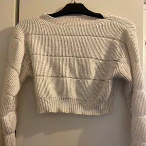 Vit ribbad croppad tröja från SHEIN - Säljer en stilren vit ribbad tröja från SHEIN. Den är croppad med långa ärmar och har en bekväm passform.storlek S 