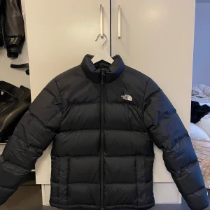 Svart dunjacka från The North Face - Säljer nu min fina North Face Jacka då den blev lite stor för mig, den är S men är mer som en M.  Nypris är 3600 kr  Säljer för 2000 kr då den bara använts några gånger pga av fel storlek.