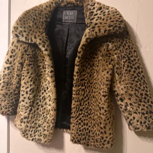 Leopardmönstrad pälsjacka från Tom Wolfe - Snygg leopardmönstrad pälsjacka från Tom Wolfe. Jackan har 3/4. Passar XS-S
