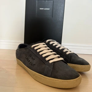 Saint Laurent skor - Säljer nu dessa riktigt feta saint Laurent skorna i storlek 42. De är i mycket bra skick och de enda defekter som finns kan ni se på bilderna. Skorna säljs inte längre, mycket bra pris 