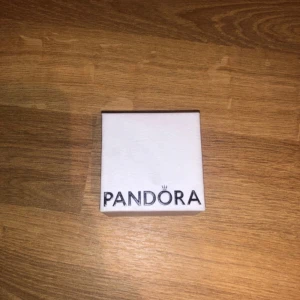 Promies Ring Pandora  - Jag har en promies ring från Pandora som jag köpte för två veckor sedan, och jag har faktiskt bara använt den i en vecka. Den är i perfekt skick och ser helt ny ut. Storleken är 50, så den passar bra för de flesta. Jag har även kvar originalboxen, vilket gör att den är perfekt för den som vill ha en fin förpackning. Anledningen till att jag säljer den är att jag nyligen gjort slut med min tjej, och jag känner att det är dags att göra mig av med den. Om du är intresserad eller har några frågor, t