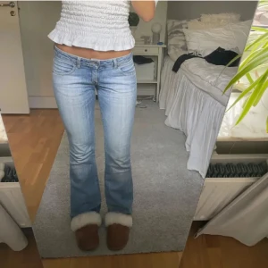 Ljusblå lågmidjade bootcut jeans - Säljer dessa jättesnygga ljusblå bootcut jeansen. Osäker på ifall jag vill sälja därav säljer jag dom lite dyrare. Dom är lite slitna bak vid hälen som man ser på sista bilden, vid fler frågor eller funderingar är det bara att skriva!💗