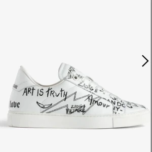 Vita sneakers med text från Zadig & Voltaire - Intressekoll på mina skit snygga skor från Zadig. Se är i nyskick och nypris är 4000kr men de säljs inte längre💖