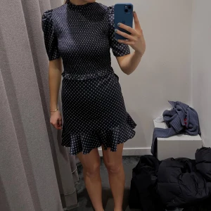 Sandro klänning - Säljer denna otroliga sandro klänning nu då den har blivit lite kort på mig! Köptes 2023 och har använt den fåtal gånger så den är i bra skick🙌 perfekt till både sommar och vinter😊nypris ca 3000kr! Frakt ingår inte i priset💕