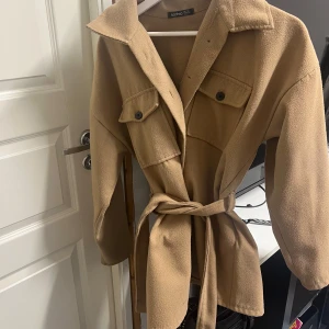 Beige jacka från Boohoo - Säljer min kappa från Boohoo i st 38. 