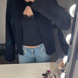 Svart kofta - Säljer en  svart kofta från Gina tricot i Xs den är använd mat två gånger så den är i väldigt bra skick 