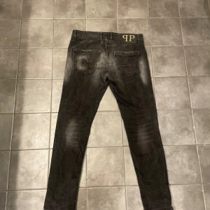 Phillip plein jeans - Snygga svarta jeans från Philipp Plein endast andvänt ett fåtal gånger. Kan gå ner i pris vid snabb affär. Sitter helt okej på mig (80kg & 190cm)