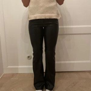 Svarta skinnbyxor - Skinnbyxor från madlady, de är midwaist. Skriv för fler bilder❣️ jag är 168
