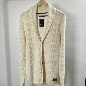 Stickad cardigan  - Bondelid Cardigan | Skick: 8,5/10| vårat pris endast 349Kr | Storlek m | Svarar gärna på era frågor och funderingar! ✌️ 