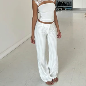 Venderbys Lina lowwaist vita randiga kostymbyxor - Använda en gång, lappr och extraknappar finns kvar och medföljer, tyckte inte dem passade på mig. Kan gå ner lite i pris vid snabb affär