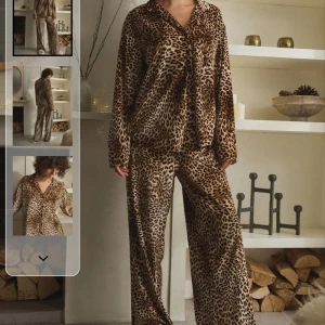 Animal - Velvet Knapphål Pyjamaskr, strl L - Mjukt set i velour säljes pga för stor. Den har lappar kvar då returen var för dyr. Fantastisk form och skönt tyg. Ordpris: 850:-