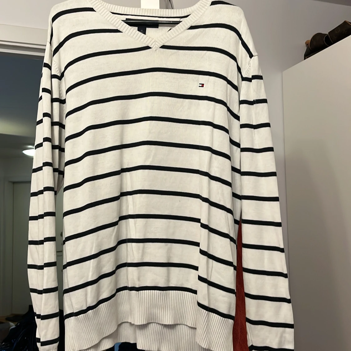 Vit och svart randig tröja från Tommy Hilfiger