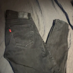 Svarta Levi's 502 jeans - Snygga svarta Levi's 502 jeans med klassisk design och bekväm passform. De har en normal passning och är perfekta för en stilren look. Jeansens material är slitstarkt och av hög kvalitet. L: 103, B: 43