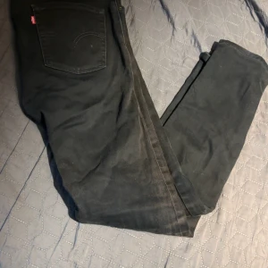 Svarta Levis 510 jeans - Snygga svarta Levis 510 jeans med en tight passform. Klassisk design med fem fickor och en dragkedja. Perfekta för en stilren look.  L: 102, B: 46