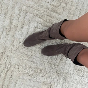 Bruna mockastövlar - Snygga bruna stövlar i imitation mocka med en avslappnad passform. Perfekta för höst och vinter med en stilren design som passar till många outfits. Helt nya och aldrig använda. Köpta på zalando för 800kr stl 39. Har 37-38 så lite små i storleken 😊Dessa har ingen klack!