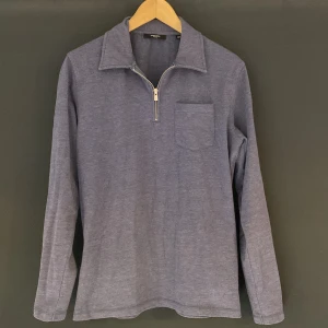 Blå half zip från Jack&Jones - Blå tröja från Jack&Jones. Knappt använd. Storlek M, men passar även S.