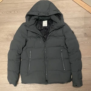 J.Lindberg Vinterjacka—”Barry 67” - Säljer denna eftertraktade och stilrena vinterjacka, ifrån J.Lindberg, eftersom den inte passar längre. Nypris på denna ligger runt 3500 kr, men i nuläget är den helt slutsåld. Skicket är väldigt bra, men den finns en liten lagning på ena armen