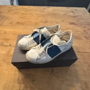 Valentino Open - Snygga blåa Valentino Opens. Storlek: 41,5 Skick: 6/10 Pris: 1899kr Nypris: 6800kr