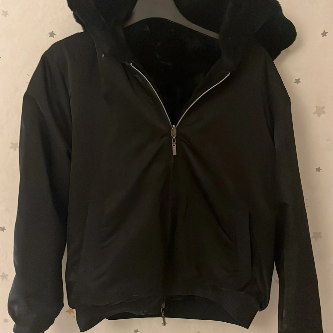 Svart pälsjacka med dragkedja - 92