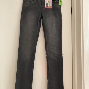 Grå Levi's 510 Skinny Jeans - Snygga, nya grå Levi's 510 skinny jeans med stretch för extra komfort. Perfekta för en stilren look. Klassisk design med fem fickor. 
