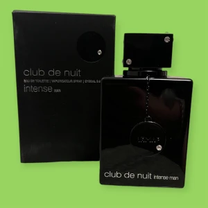 Club de Nuit Intense Man Eau de Toilette - Säljer en elegant och maskulin Eau de Toilette, Club de Nuit Intense Man från Armaf. Flaskan är stilrent svart med en modern design och har lite mindre än 105 ml så jag bara har provsprayat den. Perfekt för den som vill ha en intensiv och långvarig doft.
