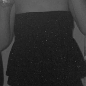 Svart glittrig topp - Jättefin